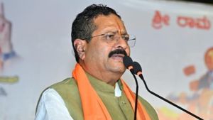 ಯತ್ನಾಳ್‌ ಮುಂದೆ ಮಚ್ಚು ಹಿಡಿದು ಬಂದ ವ್ಯಕ್ತಿ, ಬಳಿಕ ಏನಾಯ್ತು?