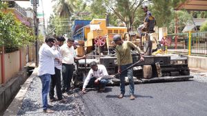 ಹುಬ್ಬಳ್ಳಿ - ಧಾರವಾಡದಲ್ಲಿ ಪ್ಲಾಸ್ಟಿಕ್ ತ್ಯಾಜ್ಯ ಬಳಸಿ ರೋಡ್‌ಗಳಿಗೆ ಡಾಂಬರು!