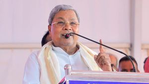 ಅಲ್ಲಪಟ್ಟಣದಿಂದ ಮೆಲ್ಲ ಮೆಲ್ಲನೇ ಬಂದೆ...: ಮನೆ ದೇವರ ಲಾವಣಿ ಹಾಡಿದ  ಸಿದ್ದರಾಮಯ್ಯ