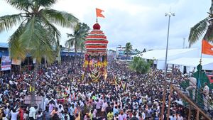 ಮಳೆಯಲ್ಲೂ ಕೊಪ್ಪಳ ಹುಲಿಗೆಮ್ಮ ದೇವಿ ಮಹಾರಥೋತ್ಸವಕ್ಕೆ ಭಕ್ತ ಸಾಗರ