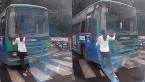 ಯುವತಿ ಮೇಲೆ ಬಸ್‌ ಹತ್ತಿಸಲು ಮುಂದಾದ ಬಿಎಂಟಿಸಿ ಡ್ರೈವರ್‌, ವಿಡಿಯೋ ವೈರಲ್‌