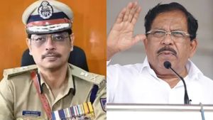Dharmasthala Case: ಪ್ರಣಬ್ ಮೊಹಂತಿ ಜೊತೆ ಪರಮೇಶ್ವರ್ ಚರ್ಚೆ; ಬದಲಾಗ್ತಾರಾ ಧರ್ಮಸ್ಥಳ ಕೇಸ್ ಎಸ್ಐಟಿ ತನಿಖೆ ಮುಖ್ಯಸ್ಥ?