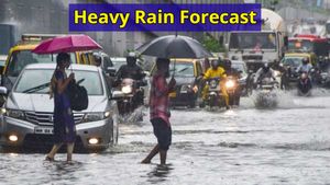Karnataka Rains: ಮುಂದಿನ 48 ಗಂಟೆ ರಣಮಳೆ: ಈ 08 ಜಿಲ್ಲೆಗಳಿಗೆ ಆರೆಂಜ್ ಅಲರ್ಟ್
