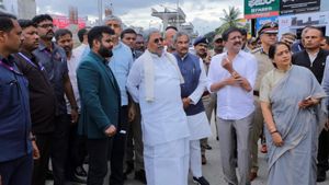Bengaluru Potholes: ಇಂಜಿನಿಯರ್ ಅಮಾನತ್ತು; ರಸ್ತೆಗುಂಡಿಗಳನ್ನು ಮುಚ್ಚಲು ಒಂದು ತಿಂಗಳು ಗಡುವು ಕೊಟ್ಟ ಸಿದ್ದರಾಮಯ್ಯ