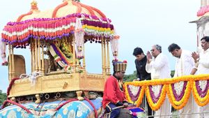 ಮುಂದಿನ ದಸರಾಗಳ ಪುಷ್ಪಾರ್ಚನೆ ನಾನೇ ಮಾಡುವೆ: ಪೂರ್ಣಾವಧಿ ಸಿಎಂ ಸಂದೇಶ ಕೊಟ್ಟ ಸಿದ್ದರಾಮಯ್ಯ 