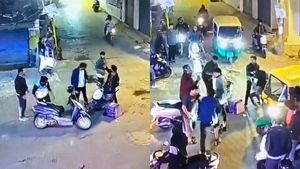 ಡೆಲಿವರಿ ಬಾಯ್ ಮೇಲೆ ಇಬ್ಬರಿಂದ ಮಾರಾಮಾರಿ, ಜನ ಜಮಾಯಿಸಿದ್ದಕ್ಕೆ ಪರಾರಿ