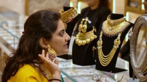Gold, Silver Price: ಗಗನಕ್ಕೇರಿದ ಬೆಳ್ಳಿ, ಬಂಗಾರ ಬೆಲೆ: ಬೆಂಗಳೂರಿನಲ್ಲಿ ಎಷ್ಟಿದೆ ದರ ತಿಳಿಯಿರಿ