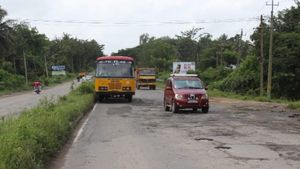 ಶಿವಮೊಗ್ಗ-ಭದ್ರಾವತಿ ಹೆದ್ದಾರಿಯಲ್ಲಿ ಭೂಕುಸಿತ, ಇಂದಿನಿಂದ ಬಸ್ ಮತ್ತು ಲಾರಿಗಳಿಗೆ ಸಂಚಾರ ಮಾರ್ಗ ಬದಲು