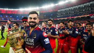 RCB Sale: ಐಪಿಎಲ್ 2026 ಆರಂಭಕ್ಕೂ ಮುನ್ನ ಆರ್‌ಸಿಬಿ ಖರೀದಿಗೆ ಮುಂದಾದ ಬಿಲಿಯನೇರ್ ಉದ್ಯಮಿ