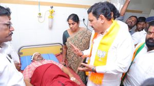 ಬಳ್ಳಾರಿ ಗಲಭೆಯಲ್ಲಿ ಗಾಯಗೊಂಡ ಬಿಜೆಪಿ ಕಾರ್ಯಕರ್ತರನ್ನು ಭೇಟಿಯಾದ ವಿಜಯೇಂದ್ರ