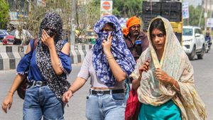 Karnataka Weather: ಈ ಜಿಲ್ಲೆಗಳಲ್ಲಿ ನಾಳೆವರೆಗೆ ಉಷ್ಣ ಅಲೆ ಸಾಧ್ಯತೆ: ಹವಾಮಾನ ಇಲಾಖೆ ಎಚ್ಚರಿಕೆ
