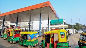 ಬೆಂಗಳೂರಿನ ಬಂಕ್‌ಗಳ ಮುಂದೆ ಕಿಲೋಮೀಟರ್‌ಗಟ್ಟಲೆ ಕ್ಯೂ: ಗ್ಯಾಸ್ ಇಲ್ಲದೆ ಕಂಗಾಲಾದ ಆಟೋ ಚಾಲಕರು