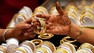 Gold Rate Today: ವಾರದ ಆರಂಭದಲ್ಲೇ ಚಿನ್ನದ ಬೆಲೆ ಕುಸಿತ; 100 ಗ್ರಾಂ ಖರೀದಿಸಿದರೆ 8,100 ರೂಪಾಯಿವರೆಗೆ ಉಳಿತಾಯ