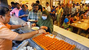 ಎಲ್‌ಪಿಜಿ ಸಿಲಿಂಡರ್‌ ಬೆಲೆ ಏರಿಕೆ ಬೆನ್ನಲ್ಲೇ ಬೆಂಗಳೂರಿನ ಹೋಟೆಲ್‌ಗಳಲ್ಲಿ ಆಹಾರ ದರ ಏರಿಸಲು ಚಿಂತನೆ