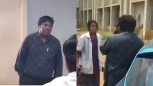 Viral Video: ತರಗತಿಯಲ್ಲೇ ವಿದ್ಯಾರ್ಥಿನಿಗೆ ಚಾಕೊಲೇಟ್ ಕೊಟ್ಟು ಪ್ರಪೋಸ್; ಚಪ್ಪಲಿ ಏಟು ತಿಂದ ಪ್ರೊಫೆಸರ್‌ 