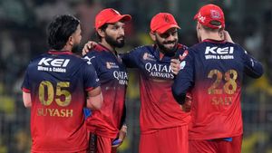 ಜೋಶ್ ಹ್ಯಾಜಲ್‌ವುಡ್ ಔಟ್, 7 ಕೋಟಿಯ ಆಟಗಾರನಿಗಿಲ್ಲ ಸ್ಥಾನ; ಅಶ್ವಿನ್ ಹೇಳಿದ ಆರ್‌ಸಿಬಿ ಸಂಭಾವ್ಯ ಪ್ಲೇಯಿಂಗ್‌ 11 ಇಲ್ಲಿದೆ       