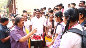 SSLC ಪರೀಕ್ಷೆ-1 ಆರಂಭ: ಮಲ್ಲೇಶ್ವರಂನ ಕೆಪಿಎಸ್ ಶಾಲೆಗೆ ಸಚಿವ ಮಧು ಬಂಗಾರಪ್ಪ ಭೇಟಿ, ವಿದ್ಯಾರ್ಥಿಗಳಿಗೆ ಶುಭಹಾರೈಕೆ
