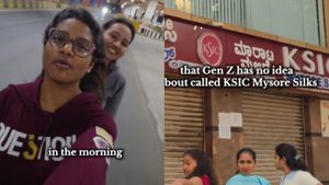 Bengaluru: ಒಂದು ಸೀರೆಗಾಗಿ ಜಯನಗರದ KSIC ಶೋರೂಮ್ ಮುಂದೆ ಬರೋಬ್ಬರಿ 6 ಗಂಟೆ ಕಾದ ಮಹಿಳೆ