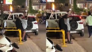 Viral video: ಮಣಿಪಾಲ್‌ನಲ್ಲಿ ಮೈಮರೆತ ಜೋಡಿ: ಅಸಭ್ಯ ವರ್ತನೆ ಪ್ರಶ್ನಿಸಿದ ಸ್ಥಳೀಯರೊಂದಿಗೆ ವಾಗ್ವಾದ, ವಿಡಿಯೋ ವೈರಲ್