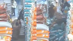 ಎಪಿಎಂಸಿಯಲ್ಲಿ ಮೂಟೆಗಳು ಮೈಮೇಲೆ ಬಿದ್ದರೂ ಪವಾಡಸದೃಶ್ಯದಂತೆ ಬದುಕಿದ ಮಹಿಳೆ Video Viral