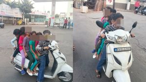 Viral Photos: ಬೆಂಗಳೂರಿನಲ್ಲಿ ಒಂದೇ ಸ್ಕೂಟರ್‌ನಲ್ಲಿ 6 ಅಪ್ರಾಪ್ತ ಮಕ್ಕಳ ಸವಾರಿ, ಪೋಷಕರನ್ನು ಜೈಲಿಗೆ ಹಾಕಲು ನೆಟ್ಟಿಗರ ಆಗ್ರಹ
