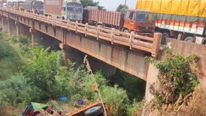 ತುಂಗಭದ್ರಾ ಸೇತುವೆ ಮೇಲಿಂದ ಕೆಳಗೆ ಬಿದ್ದ ಟ್ರ್ಯಾಕ್ಟರ್ 
