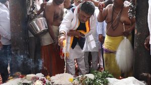 DK Shivakumar: ಅಣ್ಣಮ್ಮನಿಗೆ ಚೀಲದ ತುಂಬಾ ಚಿಲ್ಲರೆ ದಕ್ಷಿಣೆ ಹಾಕಿದ ಸಿಎಂ ಡಿಕೆಶಿ: ದೇವಸ್ಥಾನದಲ್ಲಿ ಶುಭ ಸೂಚನೆ