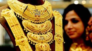 Gold, Silver Price: ಕರ್ನಾಟಕ ರಾಜಧಾನಿ ಬೆಂಗಳೂರಿನಲ್ಲಿ ಬಂಗಾರ ಬೆಲೆ ಎಷ್ಟಾಯ್ತು? ಇಲ್ಲಿದೆ ಜೂನ್ 15ರ ಚಿನ್ನದ ದರಪಟ್ಟಿ