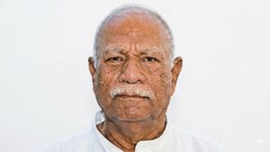 ತುಮಕೂರು ವಿವಿಯ ಘಟಿಕೋತ್ಸವದಲ್ಲಿ 76ನೇ ವಯಸ್ಸಿನಲ್ಲಿ ಎಲ್‌ಎಲ್‌ಎಂ ರ‍್ಯಾಂಕ್ ಪಡೆದ ವಿ.ತಿಪ್ಪೇಸ್ವಾಮಿ