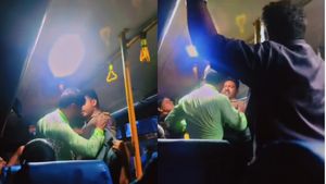 Video Viral: ಬಸ್‌ನಲ್ಲಿ ಮಹಿಳೆಗೆ ಕಿರುಕುಳ ಆರೋಪ, ವ್ಯಕ್ತಿಗೆ ಚಪ್ಪಲಿ ಏಟು! ಹೆಣ್ಣುಮಕ್ಕಳಿಗೆ ಬಸ್ ಸುರಕ್ಷಿತವೇ?