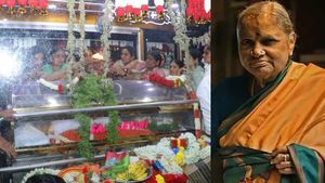 ಕೆನ್ನೆಗೆ ಅರಿಷಿಣ ಹಚ್ಚಿದ ನಂತರ ಕೊನೆಯುಸಿರೆಳೆದ ಪತ್ನಿ ಚೆನ್ನಮ್ಮಂಗೆ ದೇವೇಗೌಡರ ಕಣ್ಣೀರ ವಿದಾಯ, ಪಕ್ಷಾತೀತ ಗಣ್ಯರ ಅಶ್ರುತರ್ಪಣ