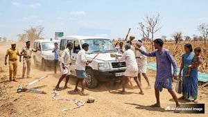 Bidadi Township: JMC ಸರ್ವೇಗೆ ಹೋದ ಅಧಿಕಾರಿಗಳ ಮೇಲೆ ದಾಳಿ, ಮಹಿಳೆಯರಿಂದ ಪೊರಕೆ ಏಟು, ಭುಗಿಲೆದ್ದ ಪ್ರತಿಭಟನೆ