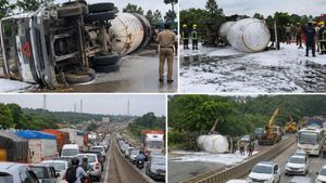 ನೆಲಮಂಗಲದ ಬಳಿಯ ತುಮಕೂರು – ಬೆಂಗಳೂರು ರಾಷ್ಟ್ರೀಯ ಹೆದ್ದಾರಿಯಲ್ಲಿ ಕೆಮಿಕಲ್ ತುಂಬಿದ್ದ ಲಾರಿ ಪಲ್ಟಿ, ವಾಹನ ಸವಾರರ ಪರದಾಟ        