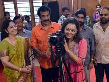 മഞ്ജു ക്യാമറയ്ക്ക് മുന്നില്‍ മാത്രമല്ല, പിന്നിലും