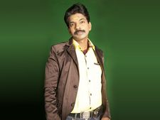 കോഴിക്കോട് പോളിംഗ് ഉദ്യോഗസ്ഥന്‍ സന്തോഷ് പണ്ഡിറ്റ്