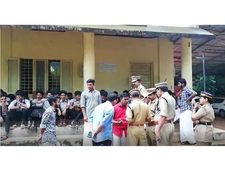   കോട്ടയത്ത്  ഒപ്പിടാതെ പ്ലസ്ടു സര്‍ട്ടിഫിക്കറ്റ്: പ്രിന്‍സിപ്പലിനെ വിദ്യാര്‍ത്ഥികള്‍ തടഞ്ഞുവെച്ചു