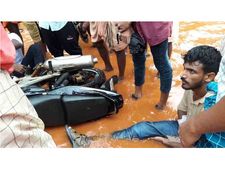 ബൈക്ക് യാത്രികൻ വെള്ളകെട്ടിലെ കുഴിയിൽ വീണു; പിന്നീട് അതേ വെള്ളത്തിൽ കിടന്നുരുണ്ട് പ്രതിഷേധം... 
