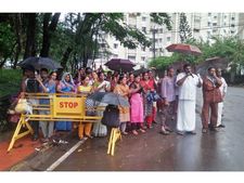 ക്ലീനിംങ് തൊഴിലാളികളുടെ പ്രായം വെട്ടിക്കുറച്ചതില്‍ പ്രതിഷേധം: എന്‍പിഒഎല്‍  സമരത്തില്‍  സംഘര്‍ഷം