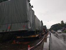  മാഹി വഴി കടന്നു പോകാൻ അനുമതി ലഭിച്ചില്ല: എയര്‍പോര്‍ട്ടിലേക്കുള്ള കണ്ടെയ്നറുകള്‍ അഴിയൂരില്‍ കുടുങ്ങി
