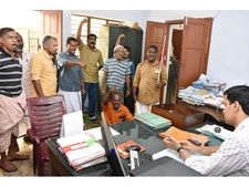 ഒന്നരമാസം കുടിവെള്ളം ലഭിച്ചില്ല:  പ്രതിഷേധവുമായി സിപിഎം പ്രവർത്തകർ, എന്‍ജിനീയറെ ഉപരോധിച്ചു!