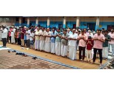 വ്രതശുദ്ധിയുടെ നിറവില്‍  ചെറിയ പെരുന്നാള്‍ ആഘോഷിച്ചു പള്ളികളിലും ഈദ് ഗാഹുകളിലും  ആയിരങ്ങള്‍