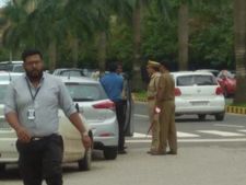 ഇന്‍ഫൊപാര്‍ക്കിന് അകത്തും പുറത്തും വാഹനങ്ങള്‍ നിറഞ്ഞു; പാര്‍ക്കിംങ് സൗകര്യമില്ലാത്തതില്‍ ടെക്കികളില്‍ പ്രതിഷേധം 