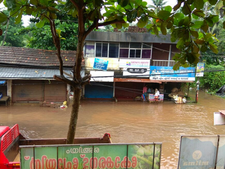 ദുരിതം തീരുന്നില്ല; കനത്ത മഴയില്‍ സെന്‍ട്രല്‍ മുക്കാളിയിലെ ഏഴ് കടകൾ വെള്ളത്തിനടിയിൽ