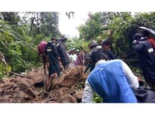 നേര്യമംഗലം-ഇടുക്കി റോഡിൽ മലയിടിഞ്ഞു ഗതാഗതം നിലച്ചു: മണിക്കൂറുകള്‍ക്ക് ഒടുവില്‍ പുനഃസ്ഥാപിച്ചു!