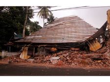 ഫോർട്ടുകൊച്ചിയിൽ നവീകരണ പ്രവർത്തനങ്ങൾ നടത്തുകയായിരുന്ന സ്ക്കൂൾ കെട്ടിടം തകർന്നു വീണു