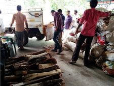   മലപ്പുറത്ത്  വീടുകളോട് ചേര്‍ന്നുള്ള ഷെഡുകളില്‍നിന്ന് രണ്ട് കോടി രൂപയുടെ  ചന്ദന തടികള്‍ പിടികൂടി