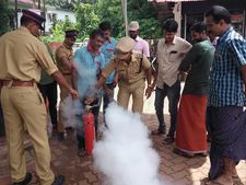മലപ്പുറം: ചട്ടങ്ങള്‍  കാറ്റില്‍പ്പറത്തി  പെട്രോള്‍ പമ്പുകള്‍, തീപിടുത്തമുണ്ടായിട്ടും പാഠം പഠിച്ചില്ല