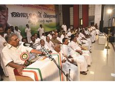 ഹസ്സനും സുധീരനും ഉമ്മൻചാണ്ടിയും ഒരേ വേദിയിൽ; സുധീരന് കൊട്ടുകൊട്ടി ഹസ്സൻ, സംസാരിക്കാതെ ബൽറാം!