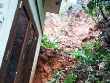 കുന്നിടിഞ്ഞു വീണു സ്കൂൾ കെട്ടിടം അപകടാവസ്ഥയിൽ:വിദ്യാര്‍ഥികള്‍ രക്ഷപ്പെട്ടത് അപകടം രാത്രിയായതിനാല്‍ 