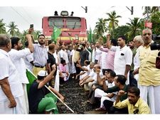 അന്ത്യോദയ എക്സ്പ്രസിന് കാസർഗോഡ് സ്റ്റോപ്പില്ല; പിന്നെ ഒന്നും നോക്കിയില്ല എംഎൽഎ ചങ്ങല വലിച്ചു...